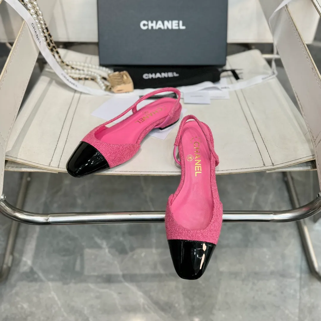 👟👟Ex-factory price 480👟👟 CHANEL Chanel flat bottom series🌹Fashionable classic sandals loved by all stars Fabric [👉] Mixed sheepskin👣🐏 Lining [👉] Silk sheep lining👣🐏 Insole [👉] Silk sheep👣🐏 Sole [👉] Genuine leather outsole imported from Italy 🌻 Packaging [👉] Chanel original box packaging 🌸 Code number [🦶🏻] 34-42 (⚠️34.41.42 is a custom code and cannot be returned or exchanged. Please understand)